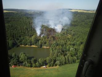 Na Opavsku hoří les, hasiči zatím nedostali oheň pod kontrolu