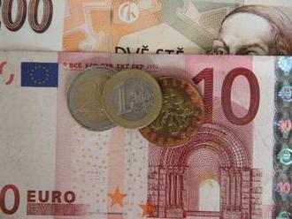 Koruna oslabila k euru i dolaru, nezaměstnanost ji neovlivnila