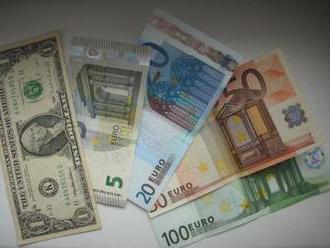 Koruna dnes opět oslabila k euru i dolaru
