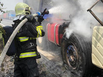 Na silnici z Velvar do Kralup nad Vltavou hořel nákladní automobil. Na pomoc mu vyjely jednotky HZS…