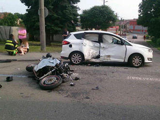 Nehoda osobního vozidla s motorkářem zastavila provoz na silnici I/50 na Vyškovsku