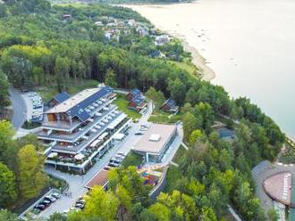 Vychutnaj si hotel Zelená Lagúna v rekreačnej oblasti Domaša s wellness a bazénom.
