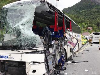 Pri hromadnej dopravnej nehode v Indonézii zahynulo 12 ľudí