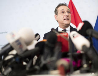 Prokuratúra preveruje podozrenia, že na Stracheho chystali útok