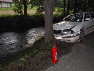 V katastru obce Hynčice zasahovali profesionální hasiči z Broumova u dopravní nehody osobního…