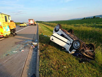 Dopravní nehoda osobního automobilu na střeše zaměstnala složky IZS na 56. kilometru dálnice D11.…