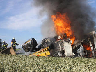 Ve shořelém kamionu u Libějovic hasiči našli uhořelého řidiče, plameny likvidovaly čtyři jednotky