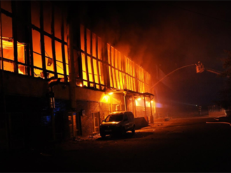 Požár v garážích poškodil 12 zaparkovaných autobusů, při zásahu se zranil jeden hasič | Domov - Lido