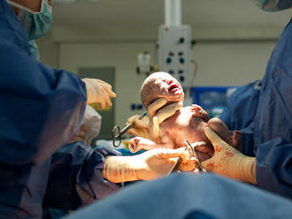 Porodníci vymírají. Do nemocnic nastupuje malé procento absolventů medicíny, bojí se žalob