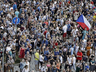Češi demonstrují, protože se nechtějí stát druhým Maďarskem, píše německý magazín Der Spiegel