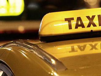 Pasažéři opavského taxíku odmítli zaplatit. Řidič musel z auta utéct