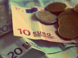 Euro levnější: Koruna před prázdninami posílila až na 25,55Kč za Euro.