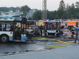 Požár v garážích DPO způsobil škodu 22 milionů korun, sedm autobusů je nepojízdných
