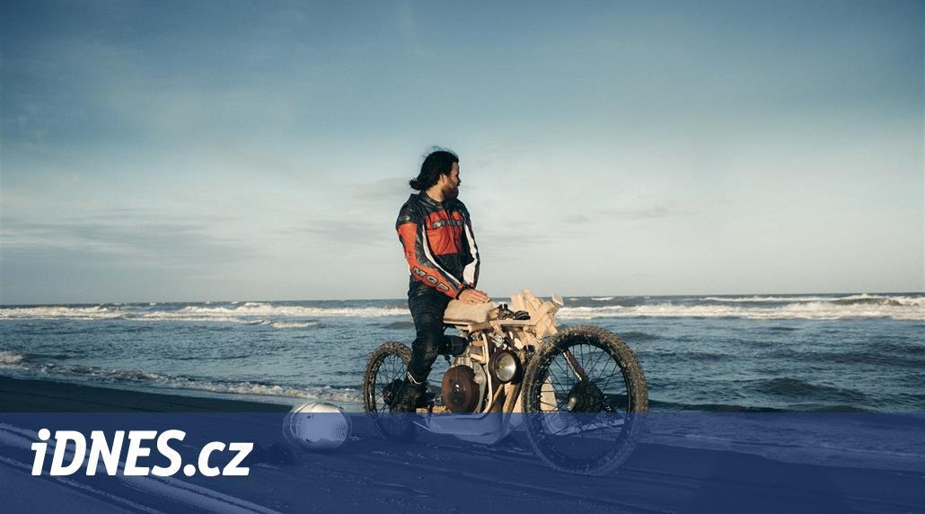 Holanďan sestrojil motorku ze dřeva. Jezdí na palivo z mořských řas