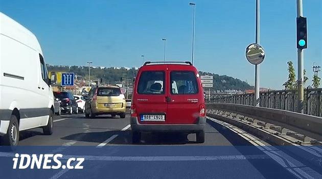 Vychytralí řidiči v Praze předbíhají a blokují tak provoz