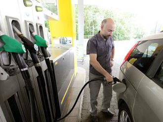 Ceny nafty a benzínu klesajú, malo by to pokračovať