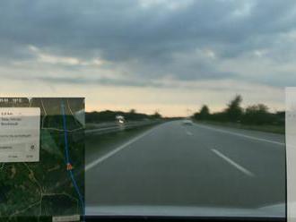 Mizérie Tesly Model 3 na německé dálnici ukazuje, jak daleko má k současným standardům