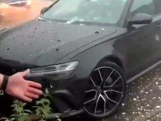 Majitel jen bezmocně sledoval, jak mu kroupy ničí jeho 600koňové Audi