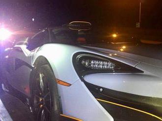 Policie zabavila majiteli zbrusu nový McLaren 10 minut poté, co si jej koupil