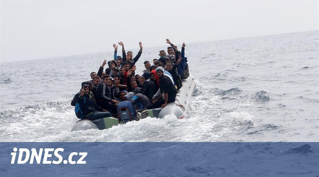 Úřady ignorují volání o pomoc, migranty loví rybáři z Tunisu místo sardinek