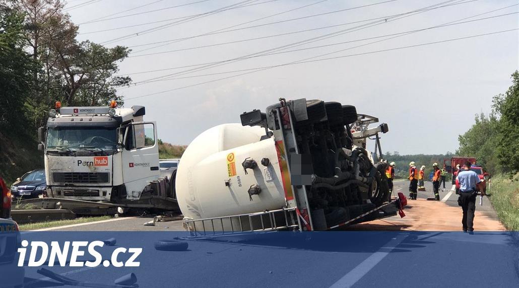 PŘÍMÝ PŘENOS: Kamionu se po nárazu do svodidel utrhla cisterna, zablokovala dálnici D10
