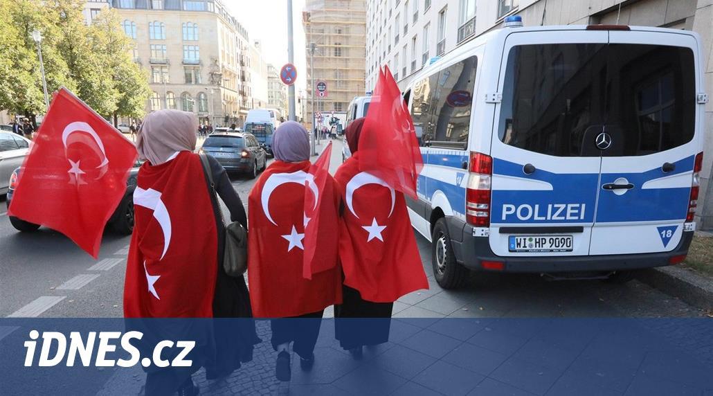 Němci chtějí vyhnat Erdogana z mešit, budou vychovávat vlastní imámy