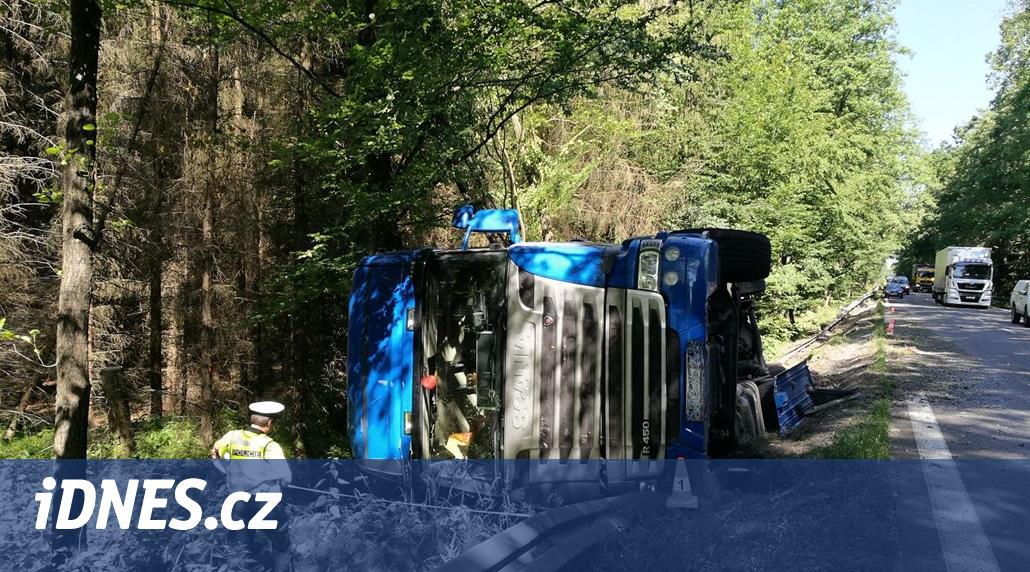 Opilý řidič u Hradce usnul a převrátil kamion s bednami piva