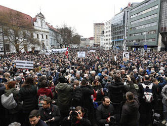 Slováci sú ekonomicky optimistickejší, demokraciu však hodnotia horšie