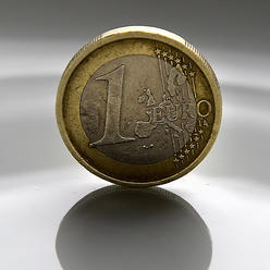 Spolocna europska mena oproti dolaru oslabila