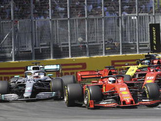Vettel finišoval prvý, komisári mu triumf vzali. Hamilton vyrovnal Schumachera