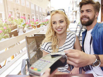 Oplatí sa na dovolenke platiť kartou alebo vyberať z bankomatu?