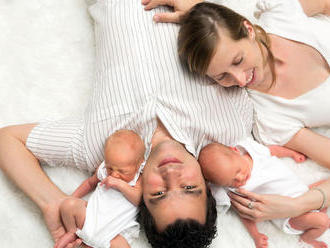 Aj pri dvojičkách môžu poberať materské súčasne obaja rodičia