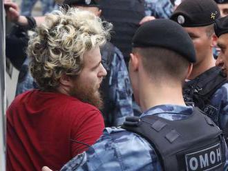 Počas pochodu na podporu novinára Golunova zadržali takmer 550 ľudí