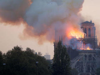 Možnými príčinami požiaru Notre-Dame sú cigareta a porucha elektriny