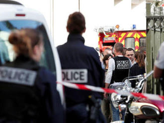 Dvaja ľudia utrpeli zranenia pri streľbe pred mešitou vo Francúzsku
