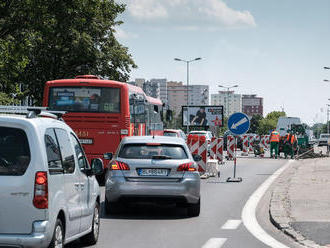 Premávka v Bratislave a na príjazdoch je spomalená