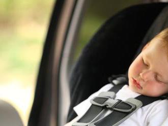 VIDEO: Zatvorené dieťa v aute? Pozrite si, ako rýchlo rozbiť okno