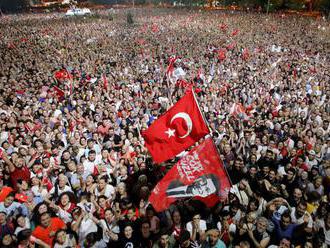 Znovuzvolenie opozičného starostu slávili v uliciach Istanbulu desaťtisíce ľudí