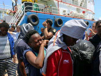 Lodi so 75 migrantmi po takmer troch týždňoch povolili zakotviť v Tunisku