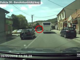 Arogantný vodič nebezpečne predbiehal autobus