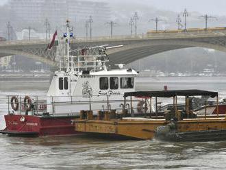 Silný prúd a vysoká hladina Dunaja bránia potápačom dostať sa k vraku