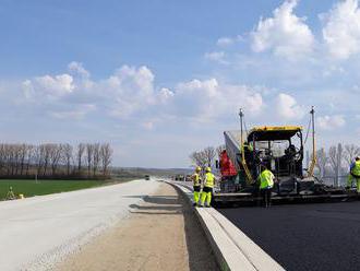 VIDEO: Časť diaľničného obchvatu Košíc už asfaltujú
