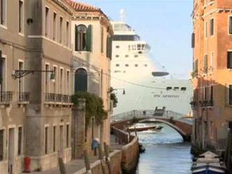 Výletná loď v Benátkach narazila do móla a menšej turistickej lode, piati zranení