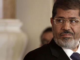 Egyptského exprezidenta Mursího deň po skone v súdnej sieni v tichosti pochovali