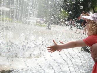 Horúčavu zmierňuje vodná hmla či fontány v parkoch