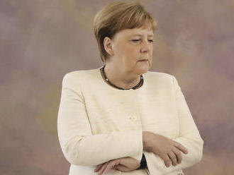 Merkelová dostala počas vymenúvania novej ministerky opäť triašku
