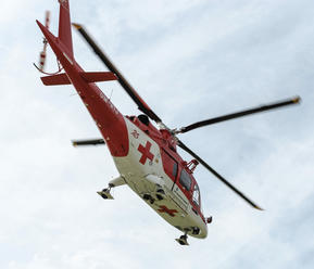 Mladík   mal nepekný pád zo štvorkolky: Na pomoc leteli leteckí záchranári