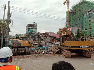 Pád rozostavanej sedemposchodovej budovy s 28 mŕtvymi: Kambodžský súd obvinil 5 Číňanov