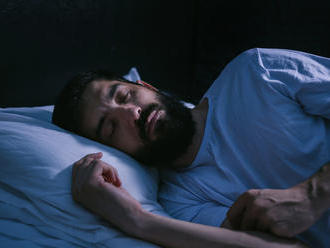 Skrytý znak vysokého krvného tlaku: Takto sa prejaví v plnej sile počas spánku!