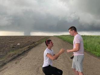 Mladík pred zúriacim tornádom požiadal svojho priateľa o ruku: FOTO jedinečného momentu